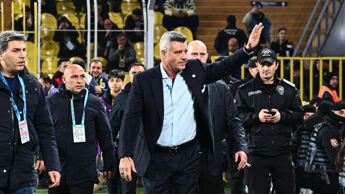 Serbest bırakılan Sadettin Saran, Fenerbah&ccedil;e kul&uuml;p binasına geldi