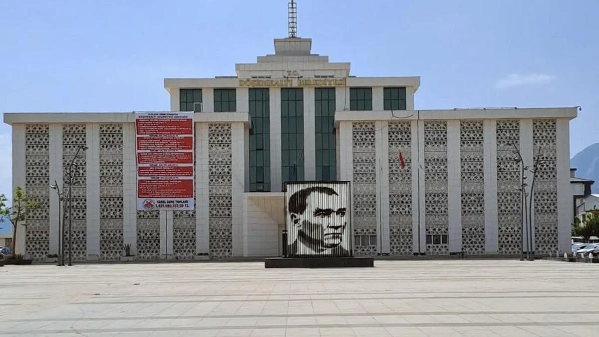 D&ouml;şemealtı Belediyesi'ne 'yolsuzluk' operasyonu; 10 g&ouml;zaltı