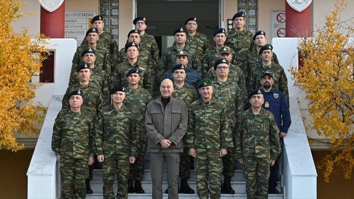 Yunan bakandan provokatif ziyaret! T&uuml;rkiye kıyılarına yakın adada askeri inceleme