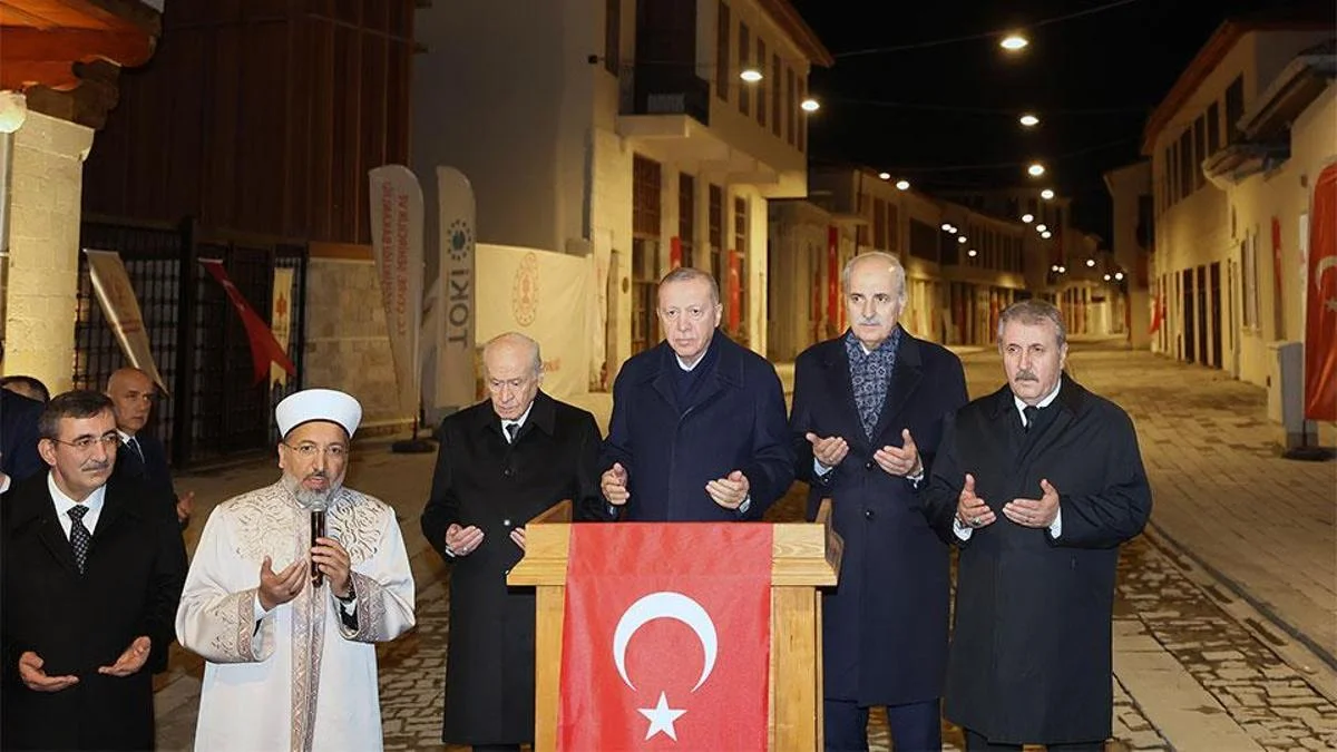 Cumhurbaşkanı Erdoğan tarihi Kurtuluş Caddesi'ni yeniden ışıklandırdı