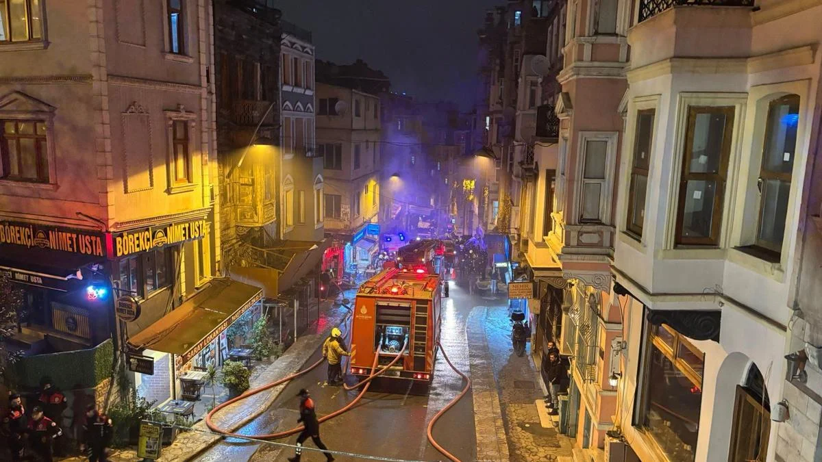 Beyoğlu&rsquo;nda 4 katlı binada yangın! &Ccedil;atıya sığınarak kurtuldular