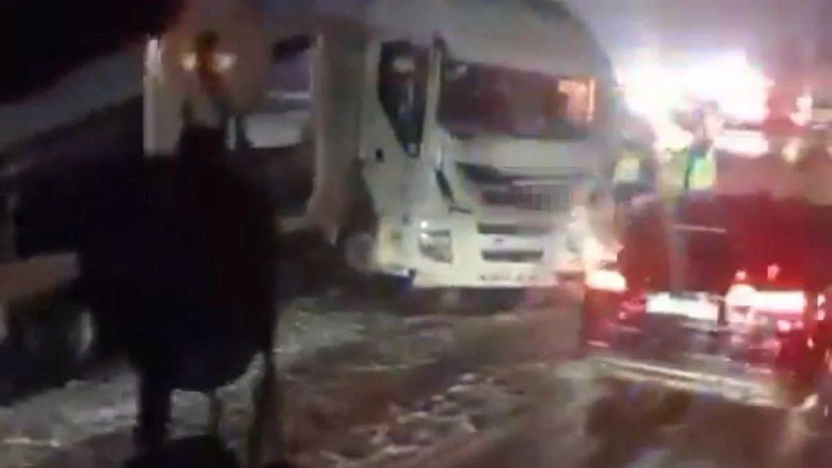 Yoğun kar yağışı zincirleme kazaya neden oldu! Bolu Dağı'nda 6 ara&ccedil; birbirine girdi