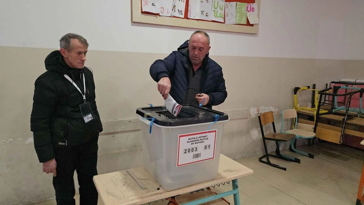 Kosova'da halk erken se&ccedil;imler i&ccedil;in sandık başında