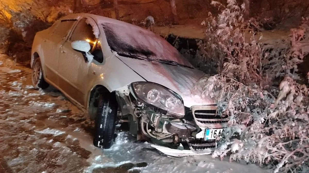Bursa'da hafif ticari ara&ccedil; ile otomobil &ccedil;arpıştı: 7 yaralı