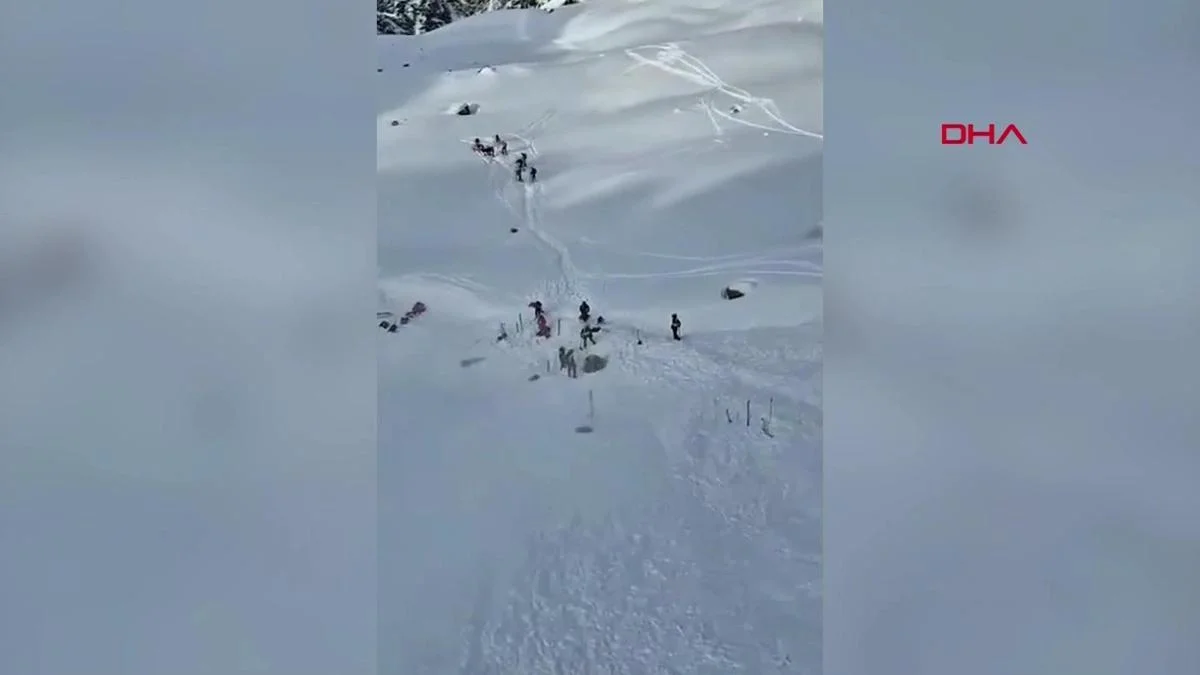 İspanya'da &ccedil;ığ felaketi: 3 kayak&ccedil;ı &ouml;ld&uuml;