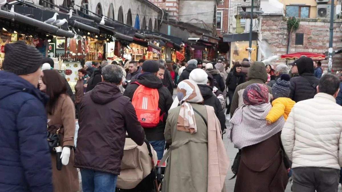 Yeni yıla bir g&uuml;n kala Emin&ouml;n&uuml;'nde alışveriş yoğunluğu