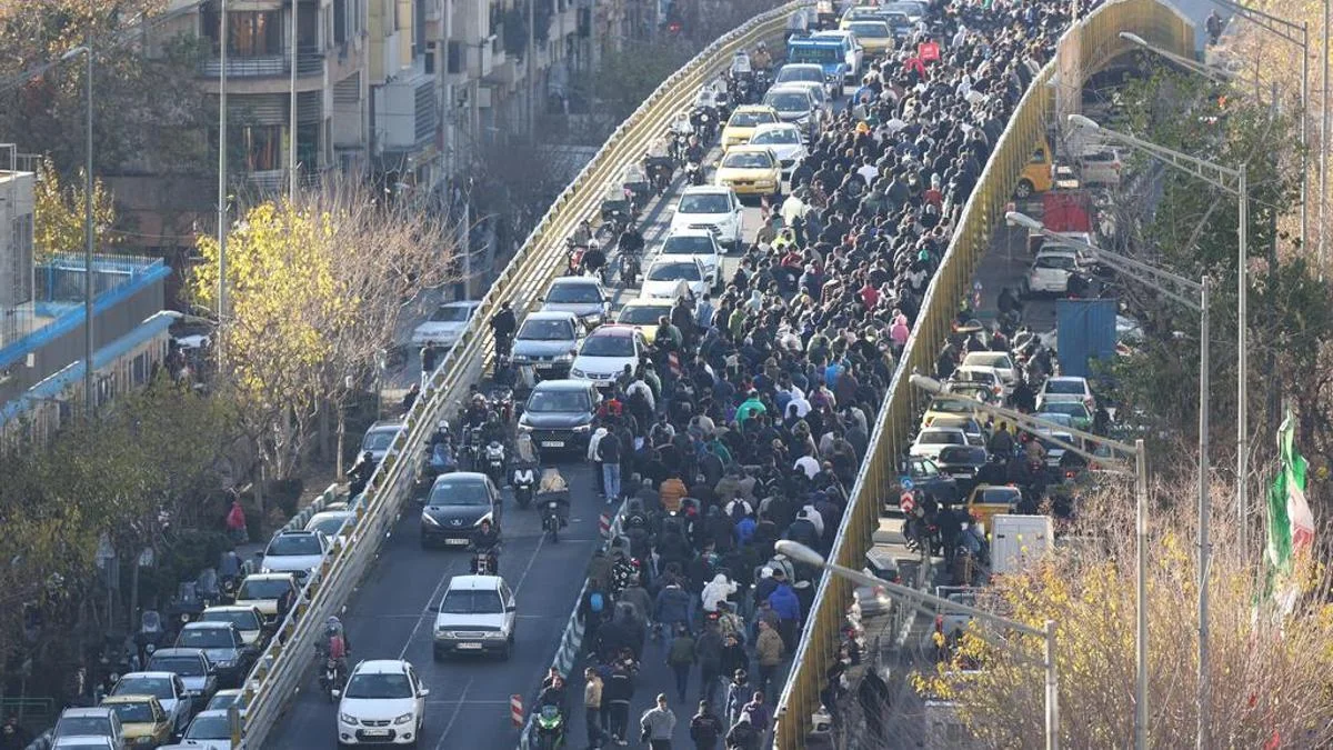 İran'da protestolar s&uuml;r&uuml;yor: Kaymakamlık binası &ouml;n&uuml;nde arbede yaşandı!