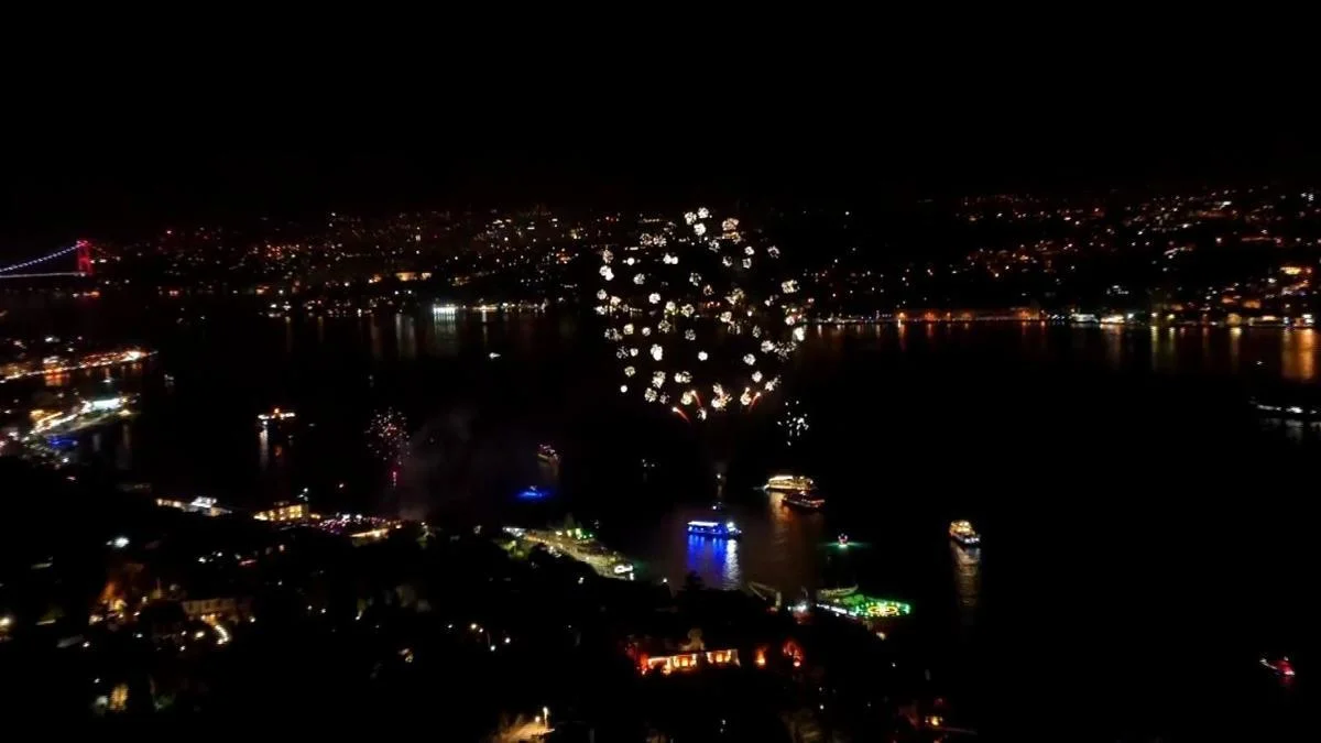 İstanbul'da yeni yıl coşkuyla karşılandı! Taksim&rsquo;de insan seli, Kadık&ouml;y&rsquo;de ışık şovu