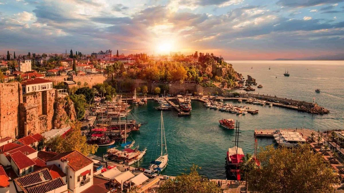 Ruslar, Almanlar, İngilizler akın akın Antalya&rsquo;ya geldi.