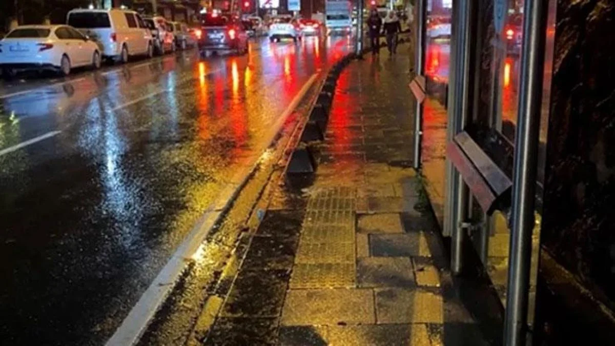 İstanbul Esenler'de 1 aylık bebeği bu soğukta durağa bıraktılar