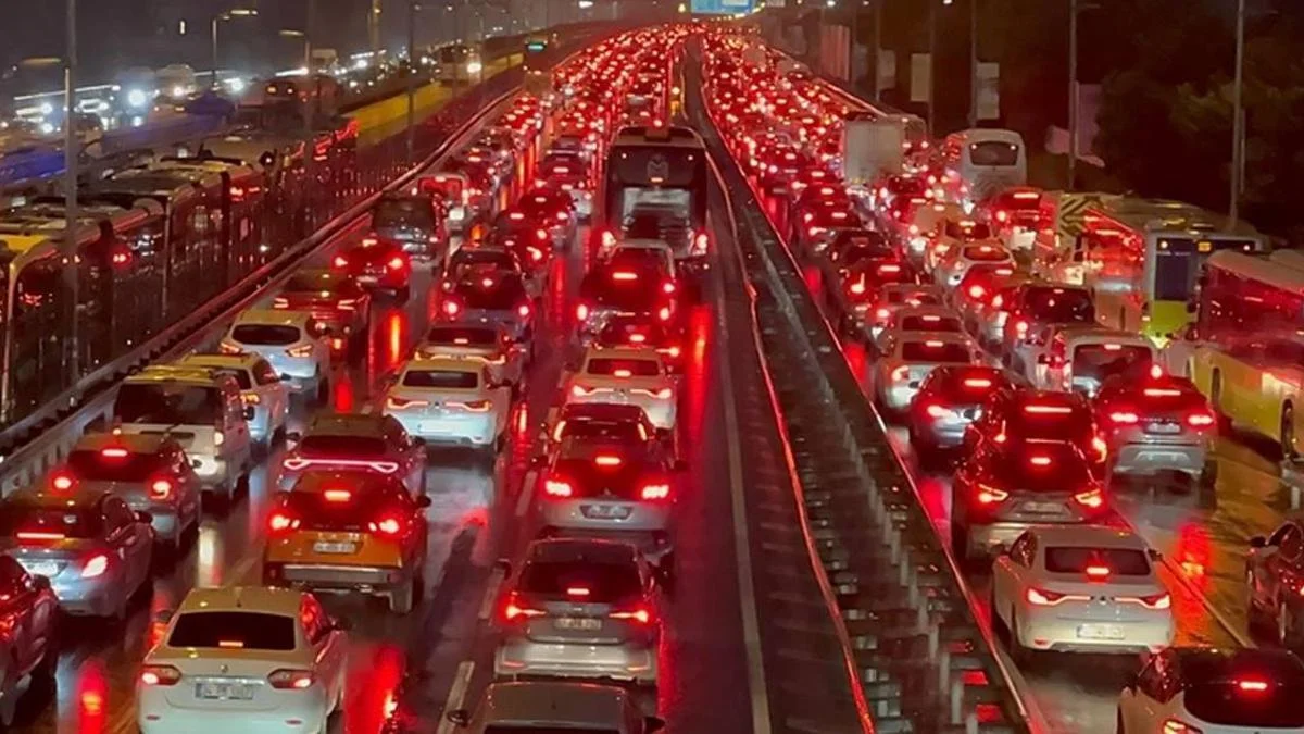 İstanbul'da trafik yoğunluğu y&uuml;zde 85'e &ccedil;ıktı