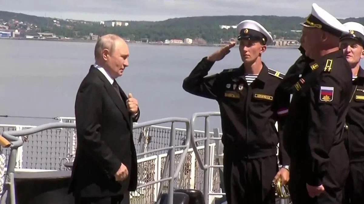 Putin AB'yi hedef aldı: "Rus gemilerine m&uuml;dahaleye karşılık vereceğiz"