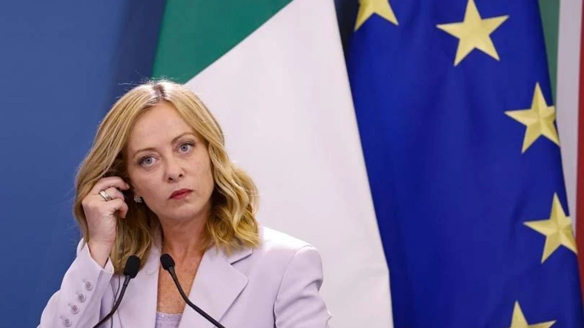 Meloni'nin stil siyaseti... Politik &ccedil;izgisiyle giyim tarzı da değişti