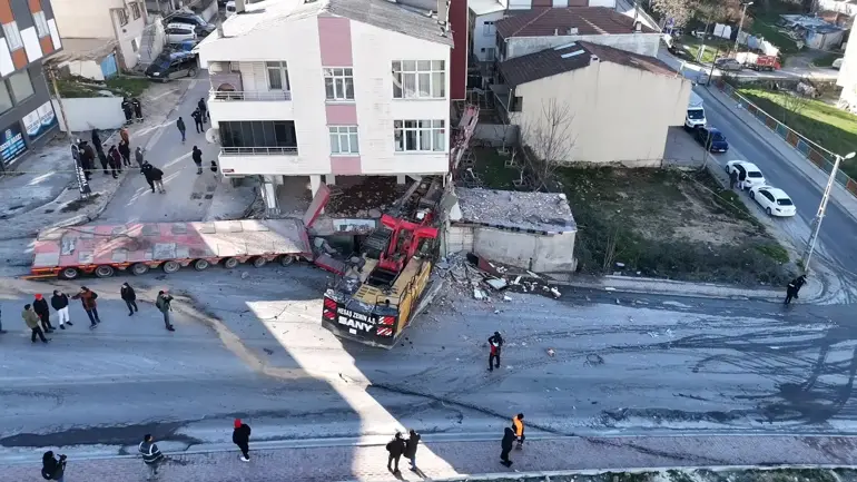 Başakşehir&rsquo;de yokuştan kayan TIR&rsquo;ın dorsesi ve iş makinası binaya &ccedil;arparak durdu